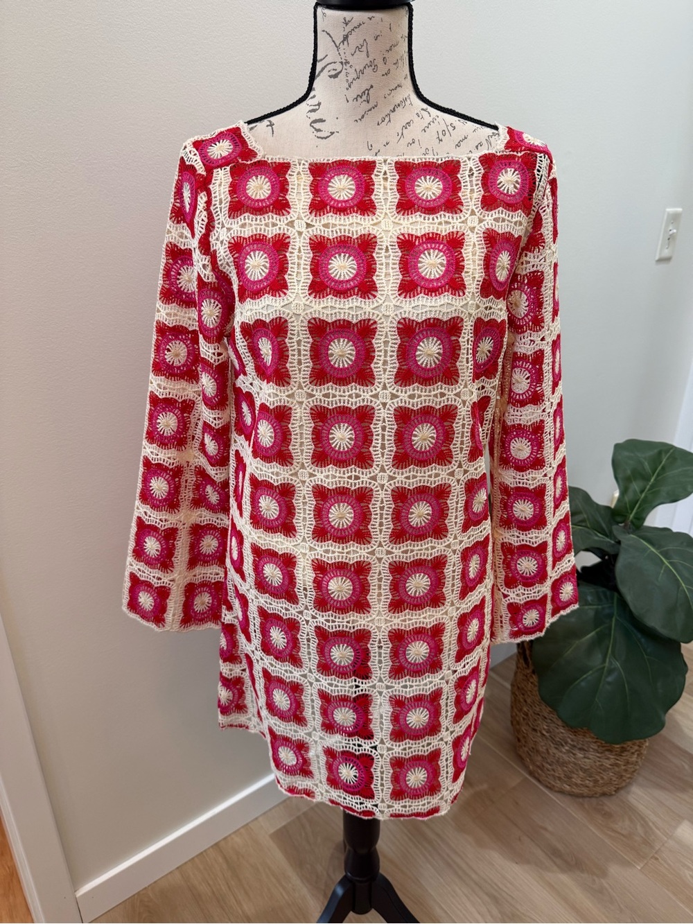 Chelsea & Violet NWT Crochet Shift Dress Floral Knit Pink Ivory Size Medium